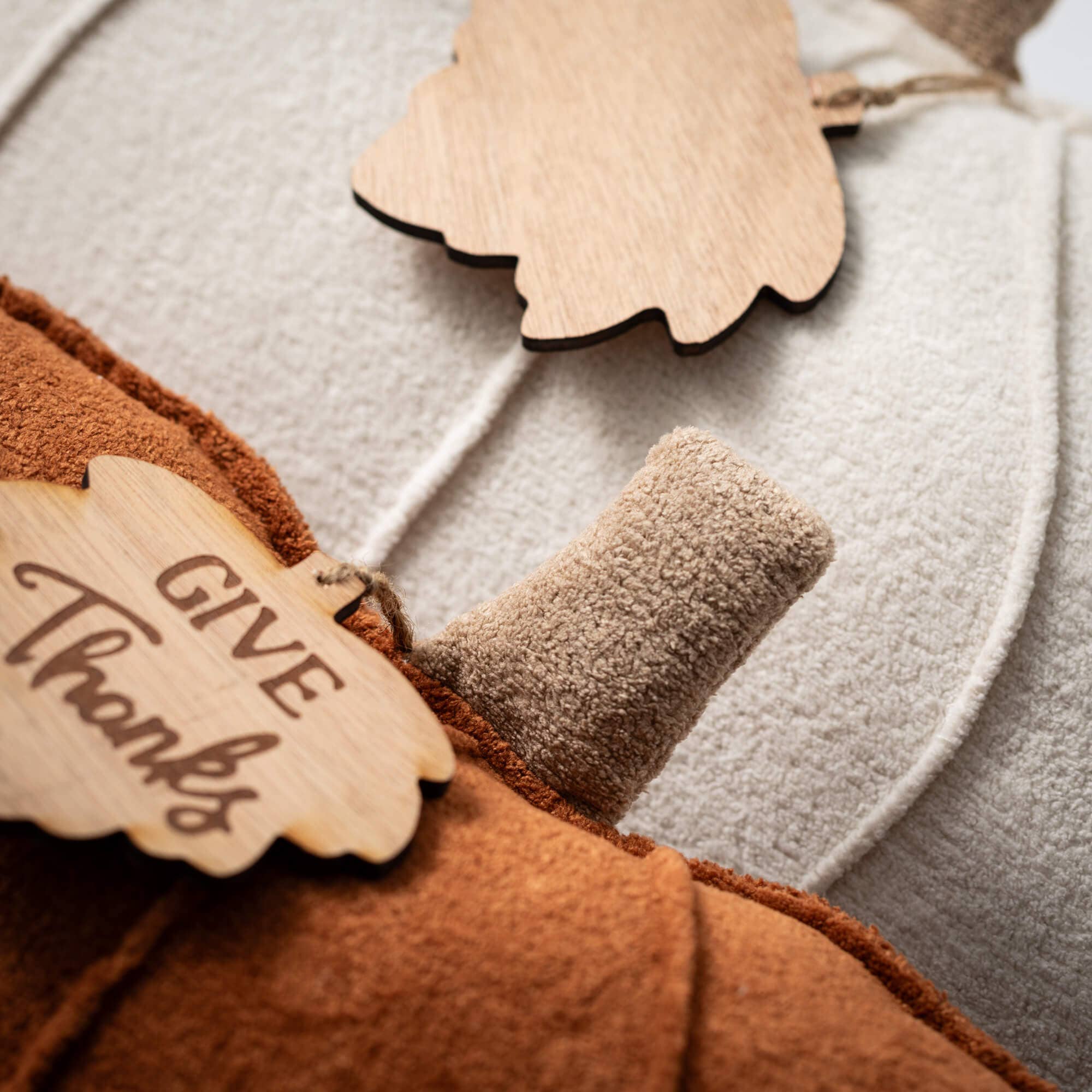 Pumpkin W/ Leaf Pillow *