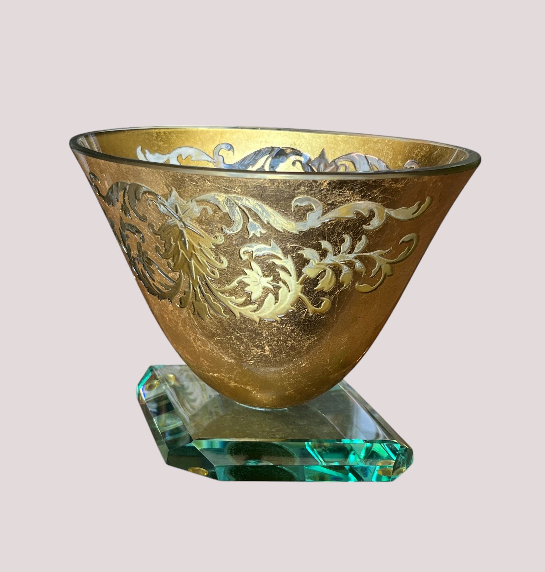 SIGNED VASE: VICTOR